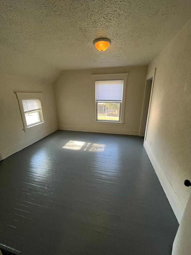 Building Photo - 4 bedroom 2 bath home in Rockford