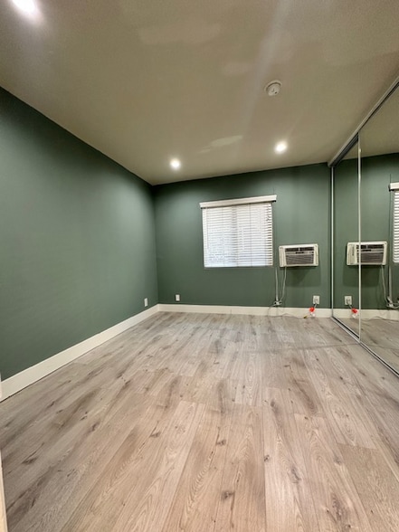 Building Photo - 7555 De Longpre Ave