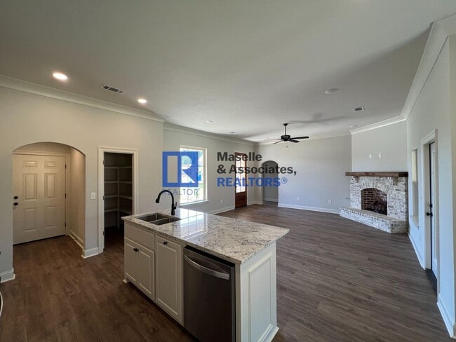 Building Photo - 4 Bed/2 Bath Home in Pearl in Silver Ridge