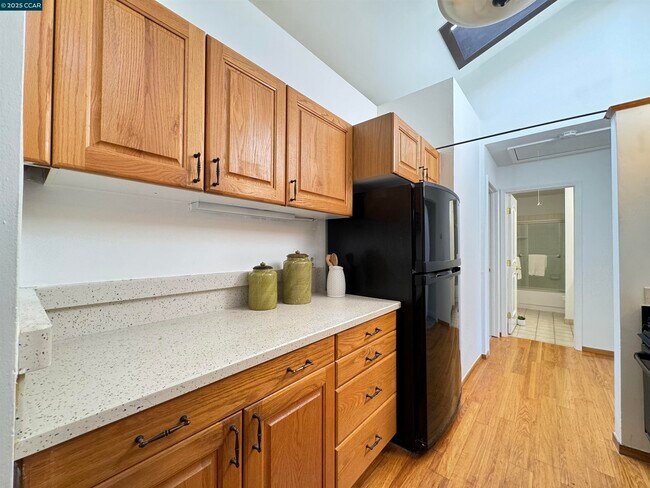 Building Photo - 2075 Ascot Dr