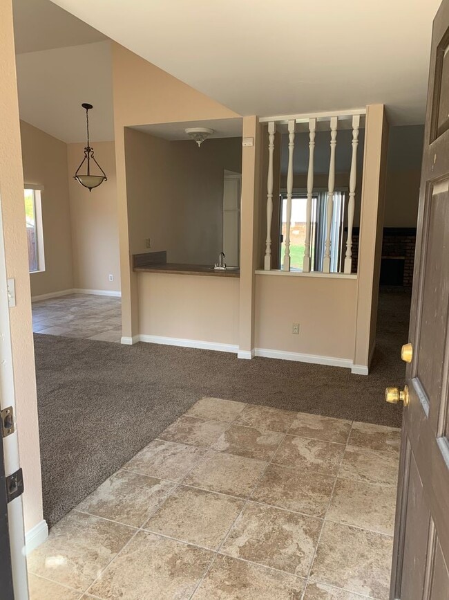 Building Photo - 3 Bedroom 2 Bath Cowles Mountain Home For Rent