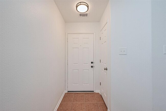 Building Photo - 12230 Hawthorne Hill Cir