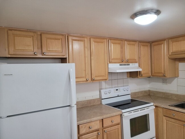 Building Photo - FOR RENT!!! BEAUTIFUL AND SPACIOUS 1 BED 1 BATH CONDO (FIRST FLOOR)...