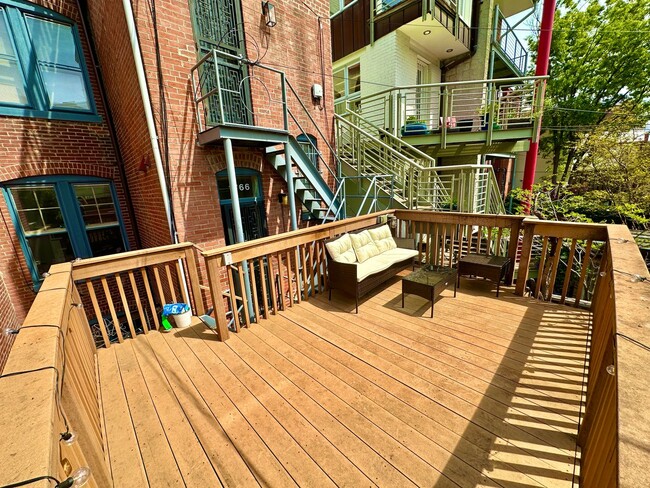 Building Photo - Dupont's Tree Lined Church Street 2 bedroom/1Bath Condo with Deck and Parking!