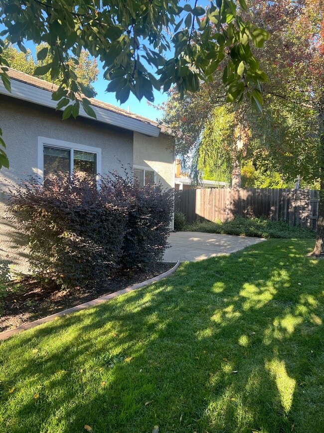 Building Photo - 3 Bedroom Charmer in West Roseville!