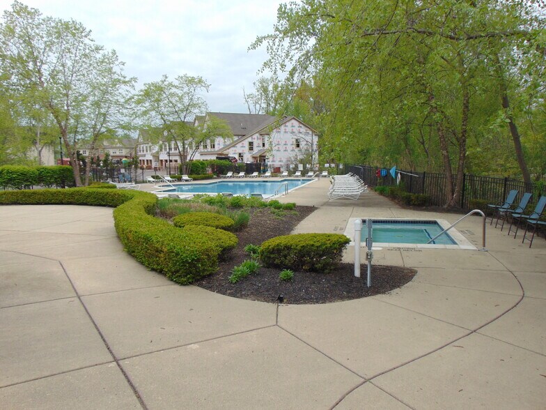 Building Photo - 129 E Bay Dr