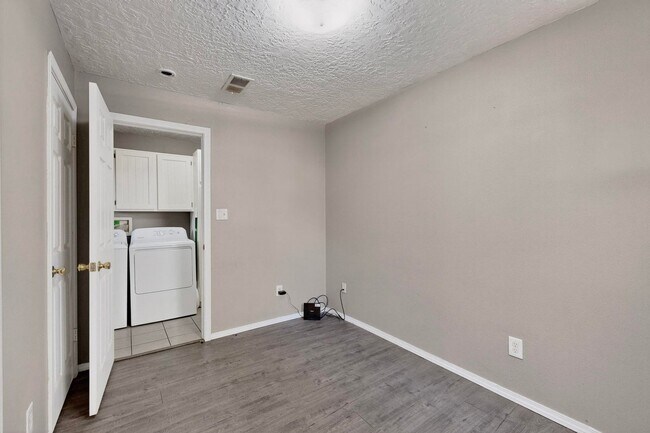 Building Photo - Historic Bungalow House 2/bd 1/ba 730/sf