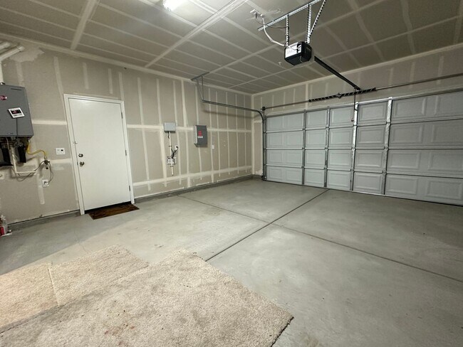 Building Photo - Beautiful Newer 5 Bedroom, 4 Bath in the h...