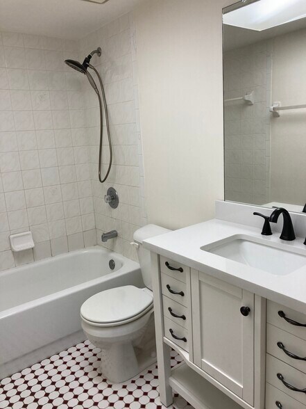 Building Photo - 1344 SE 1st Pl