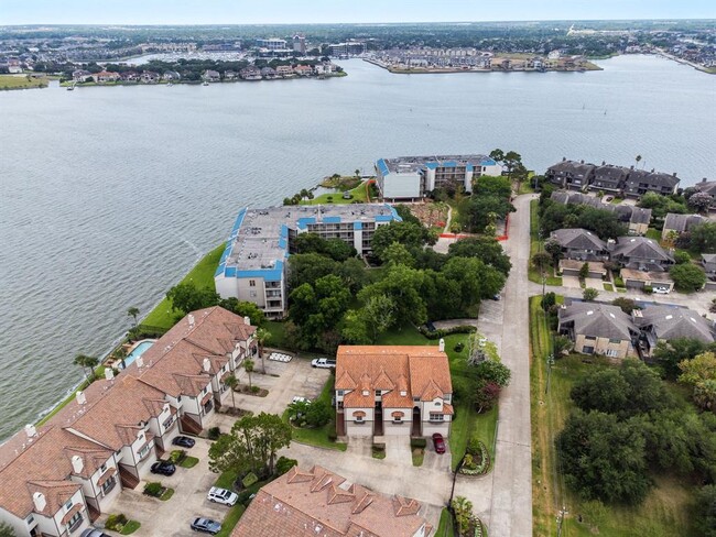 Building Photo - 309 Lakeside Ln