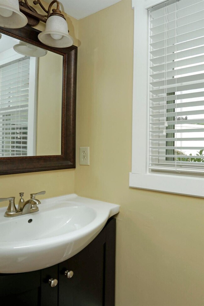 Building Photo - 1051 Chinoe Rd