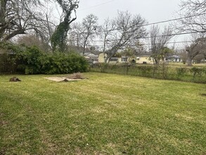 Building Photo - 116 Forest Oaks Ln