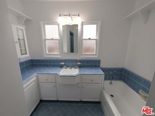 Building Photo - 4457 Simpson Ave