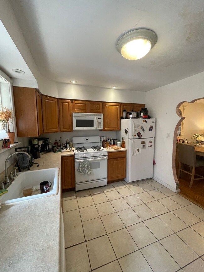 Building Photo - Modern 3 Bedroom, 1 Bath Passyunk Sq. Home...