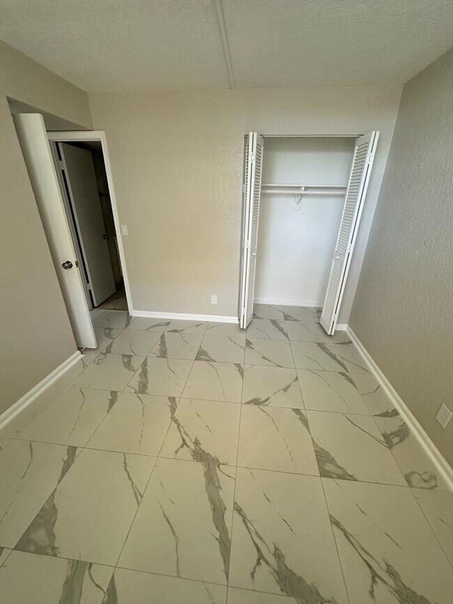 Building Photo - 9949 Sandalfoot Blvd