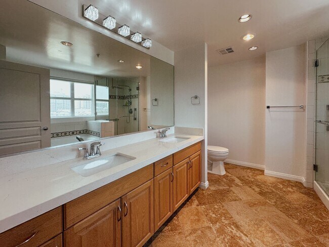 Building Photo - Modern 2 Bed, 2 Bath Condo in the Heart of the Marina District