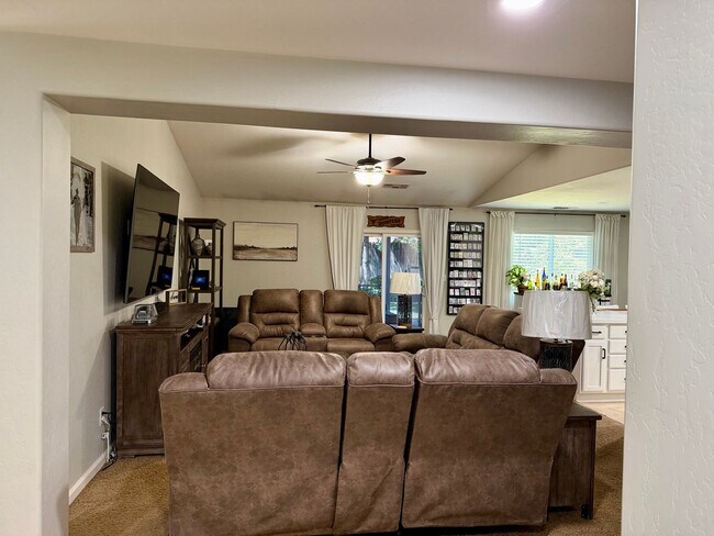 Building Photo - Wonderful 3 bed , 2 bath in Sunnyside Area
