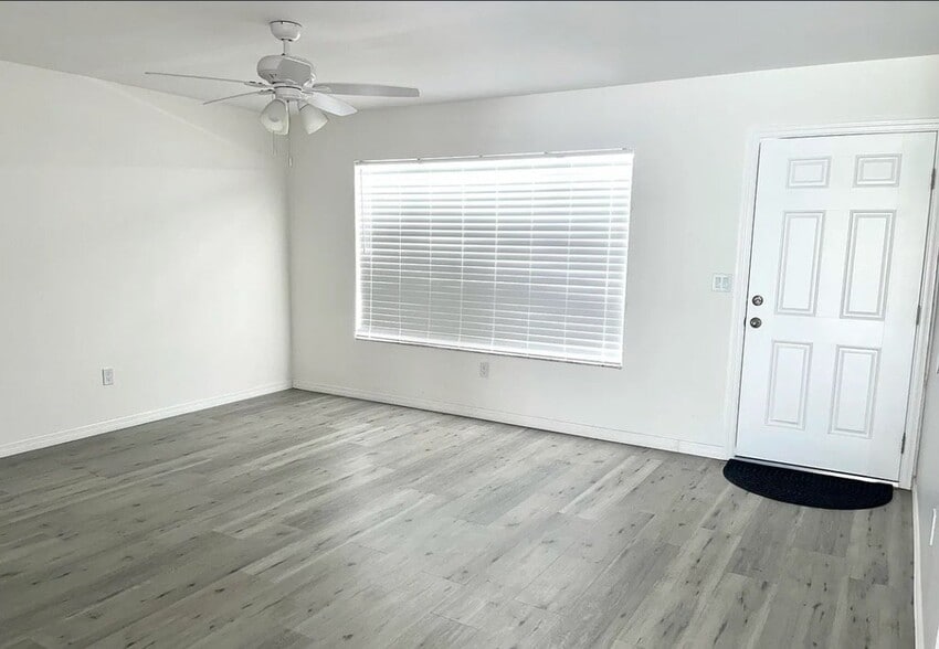 Building Photo - 2049 Gloria Cir