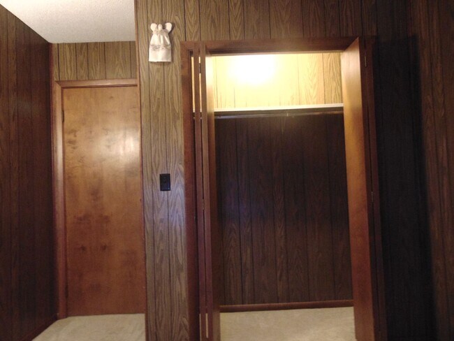 Building Photo - Fayette Family Farm House!