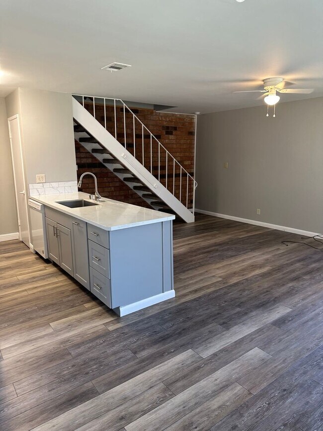 Building Photo - Townhome for Rent! Close to American River College!