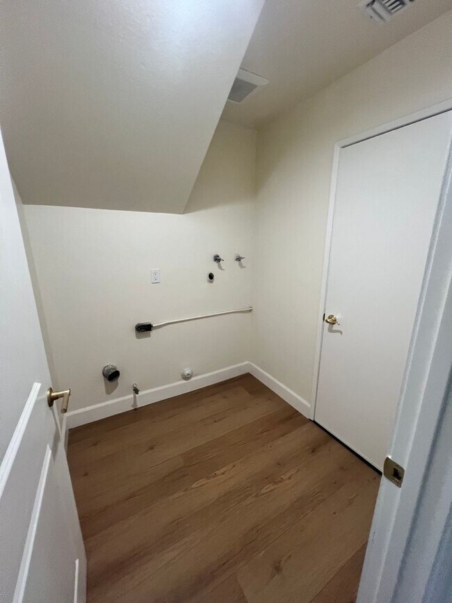 Building Photo - Thousand Oaks - 3 bedroom, 2.5 bath in the...