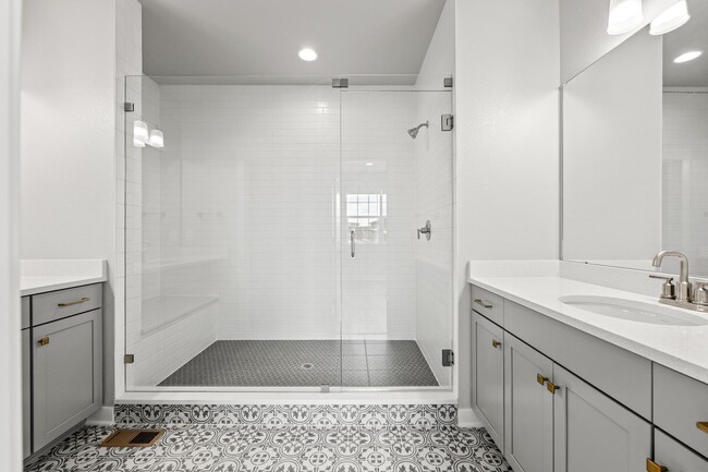 Building Photo - Spacious Family Home in Quiet Neighborhood