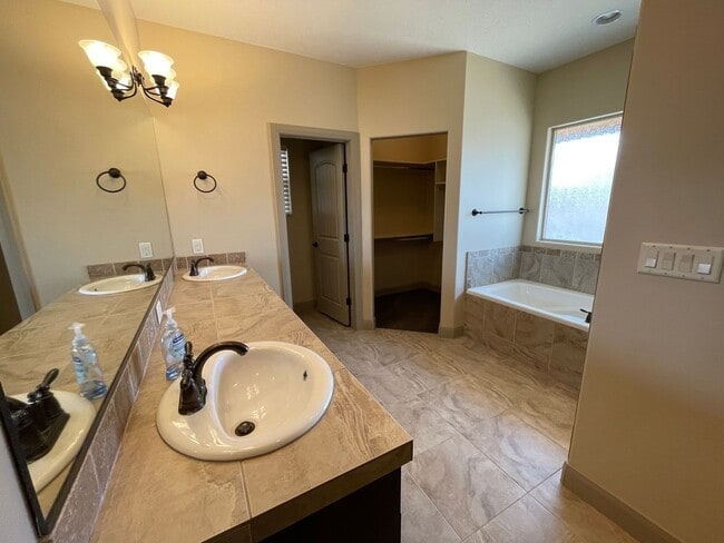 Building Photo - Pet-Friendly Three Bedroom Home in Riversi...