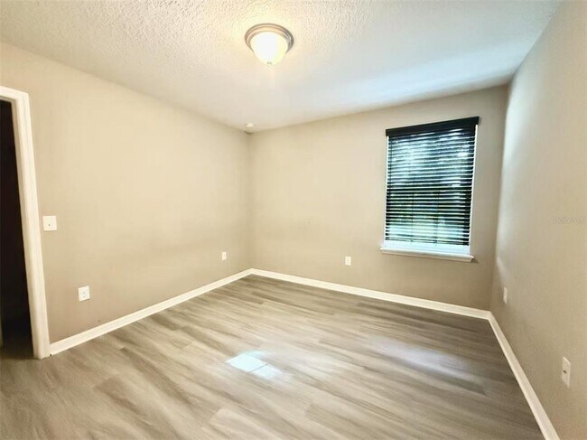 Building Photo - 11804 Silverlake Park Dr