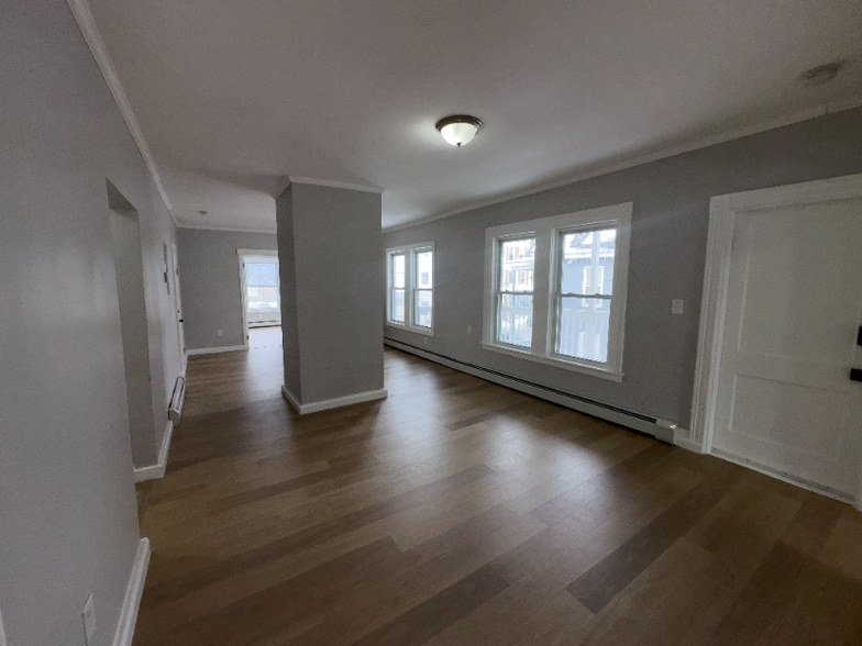 Building Photo - 267 Silver St