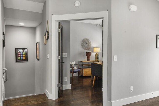 Building Photo - Completely furnished 4BR/2.5BA with fully ...