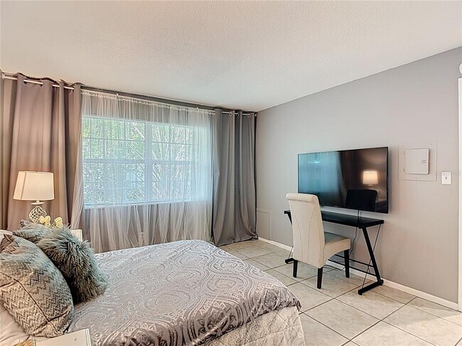 Building Photo - 137 Southeast Jefferson Cir N