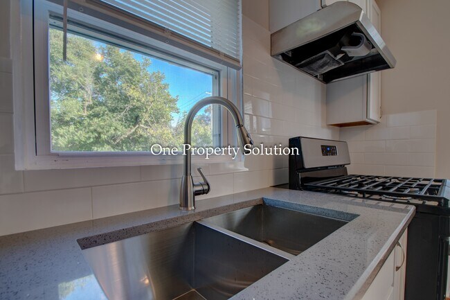 Building Photo - 700 E 36th Ave