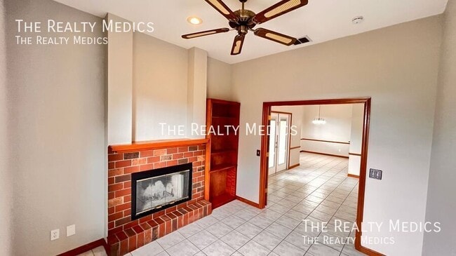 Building Photo - 2372 Sunnyview Dr