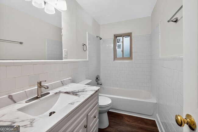 Building Photo - 2516 Peachwood Cir NE