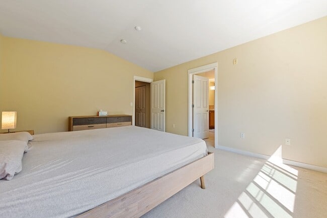 Building Photo - 3Bd/2.5Ba Kirkland Townhouse