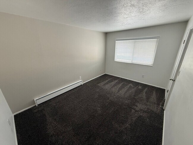Building Photo - 2 Bedroom Townhome in Taylorsville