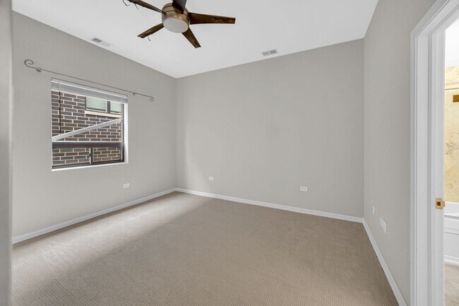 Building Photo - 1424 W Grand Ave