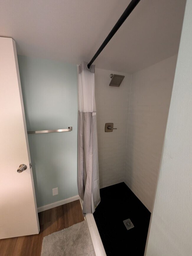 Building Photo - Freshly painted 4 bed 2.5 bath home for rent in Broomfield