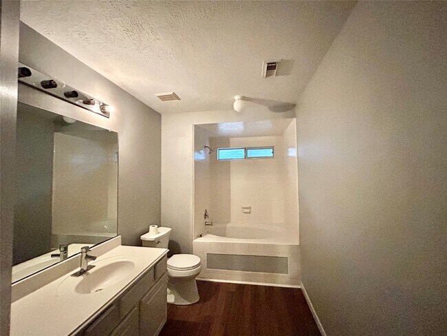 Building Photo - 22918 Breton Point Dr