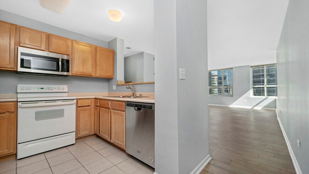 Building Photo - 345 N La Salle Dr