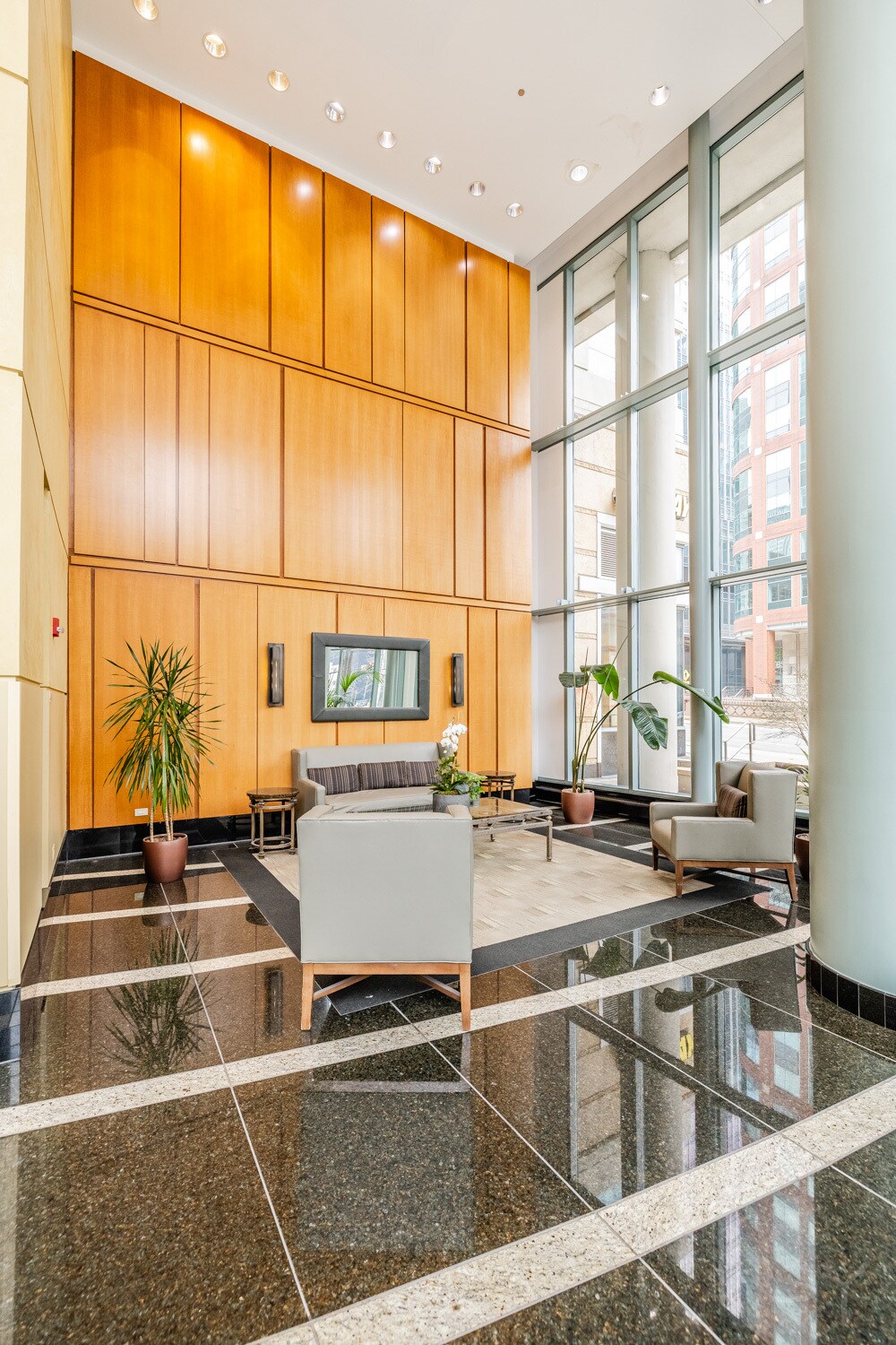 Building Photo - 345 N La Salle Dr