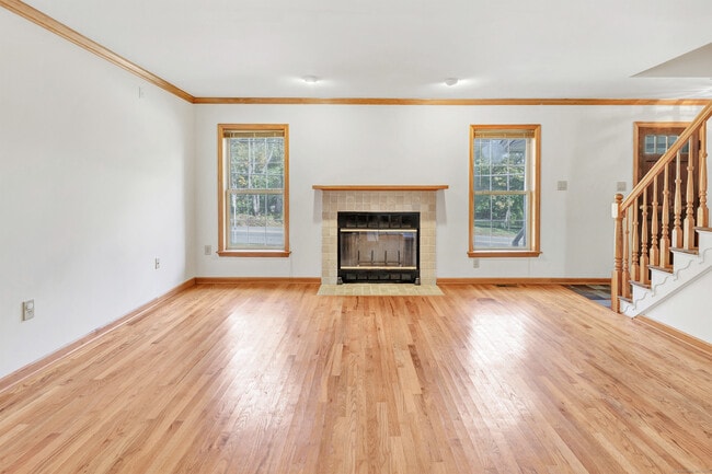 Building Photo - 142 Meadow St