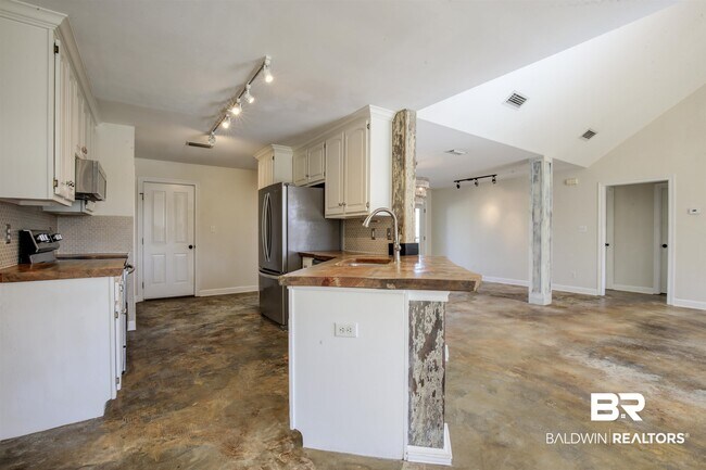 Building Photo - 200 Hawthorne Cir