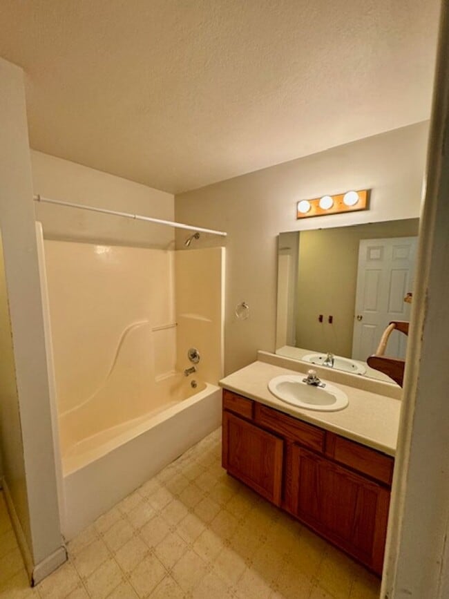 Building Photo - 3 Bedroom, 2 Bathroom 4-Plex