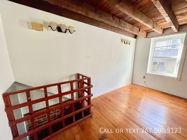 Building Photo - Renovated 2bd apt in Northern Liberties. D...