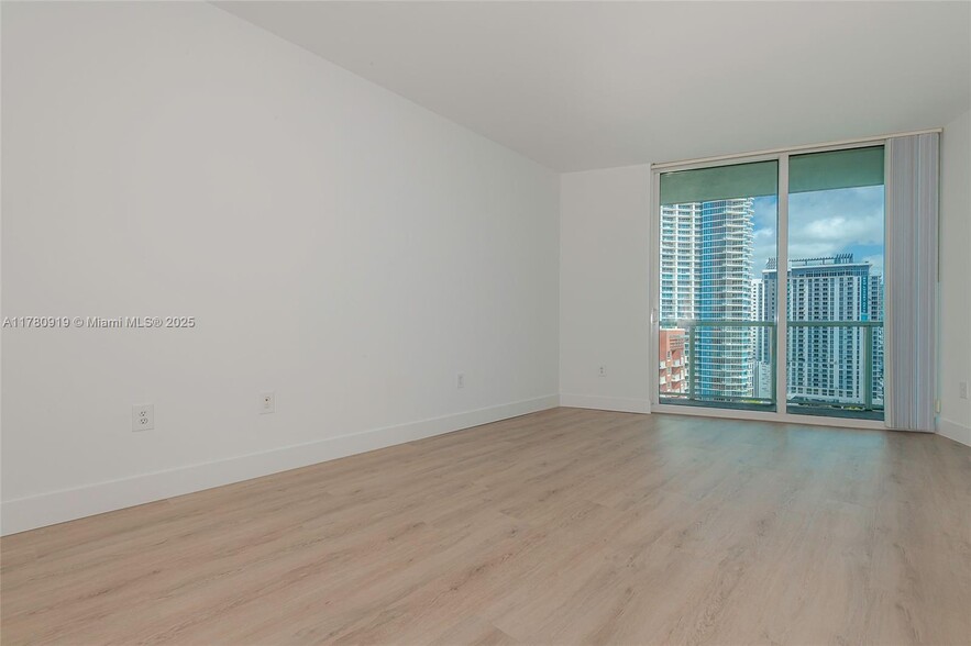 Building Photo - 1900 N Bayshore Dr