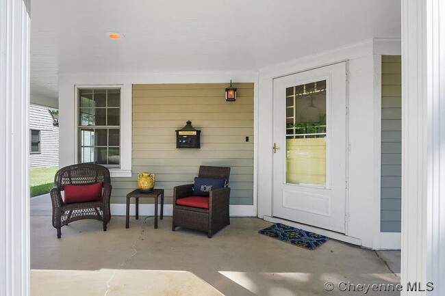 Building Photo - Charming Three Bedroom Home!