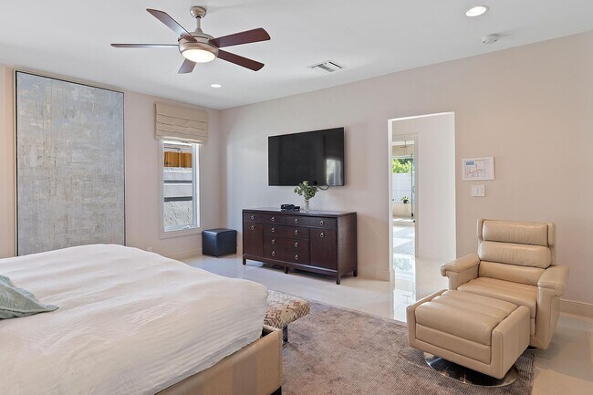 Building Photo - 3050 NE 43rd St