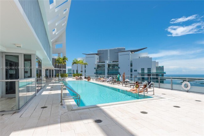Building Photo - 1300 Brickell Bay Dr