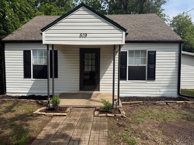Building Photo - Cutest 2-bedroom cottage with a loft! Huge shady backyard for all things outdoor! All Brand new a...